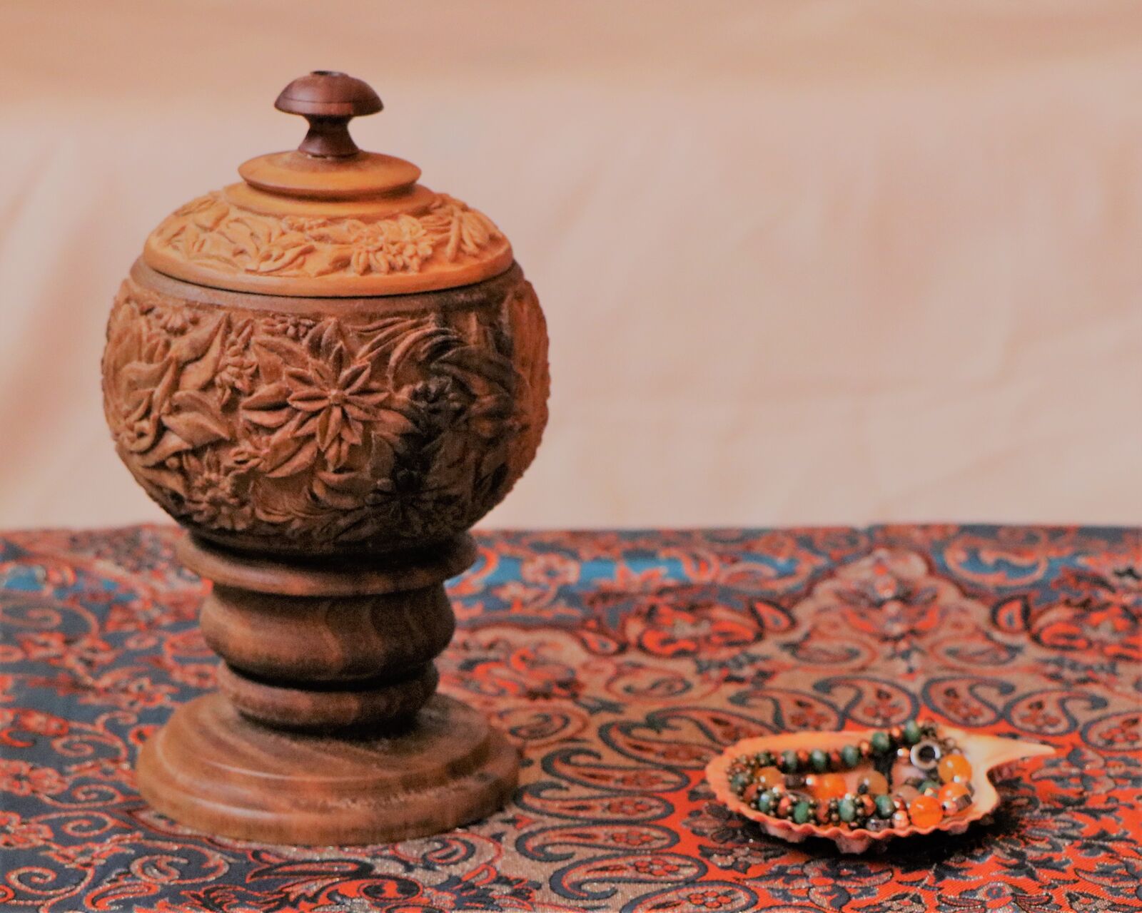 قندان پایهدار منبت — عکس ۲