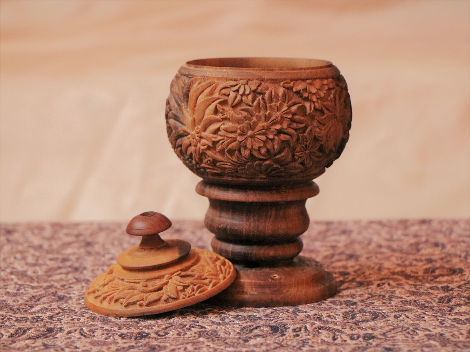 قندان پایهدار منبت — عکس ۳