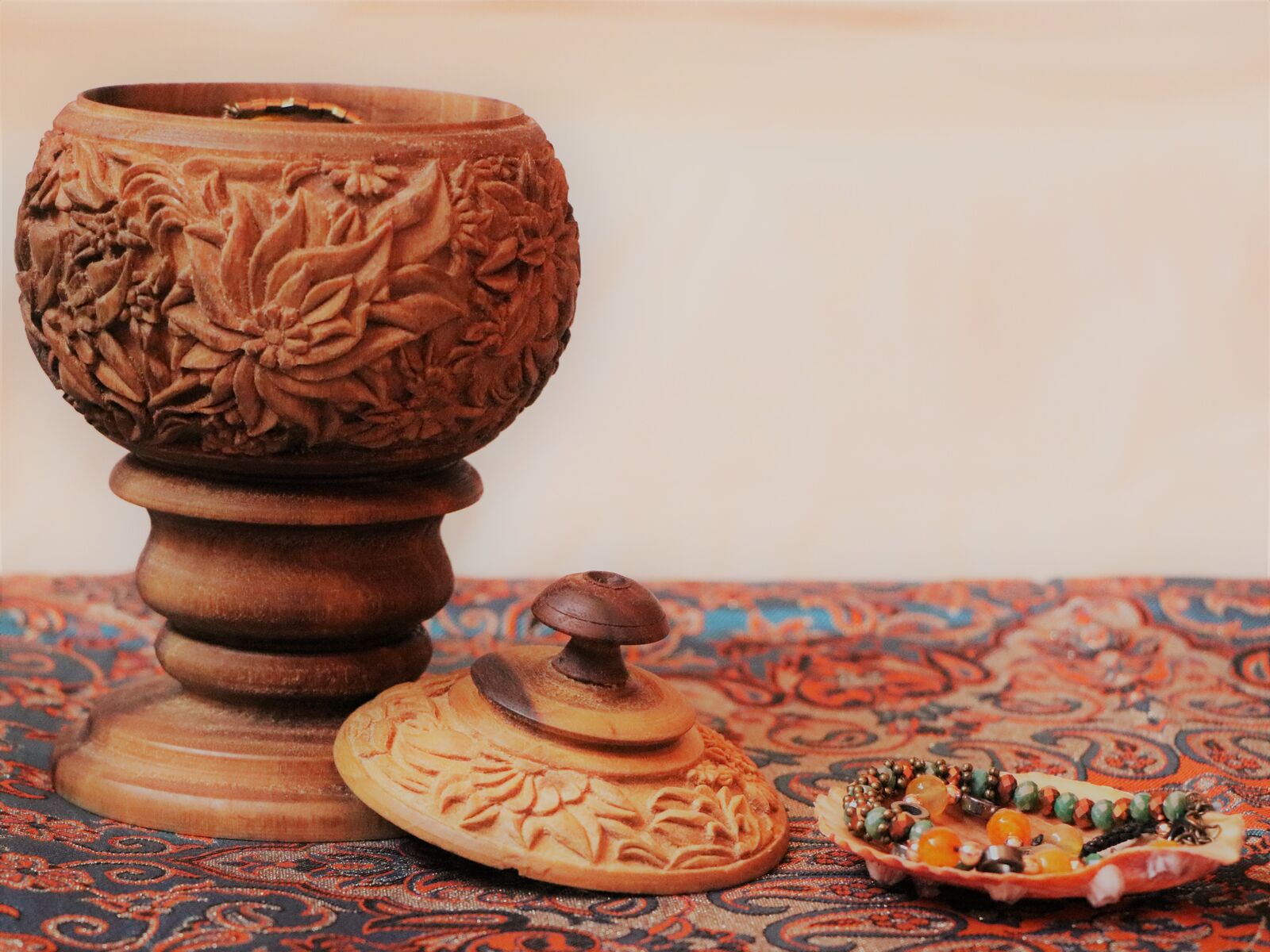 قندان پایهدار منبت — عکس ۴
