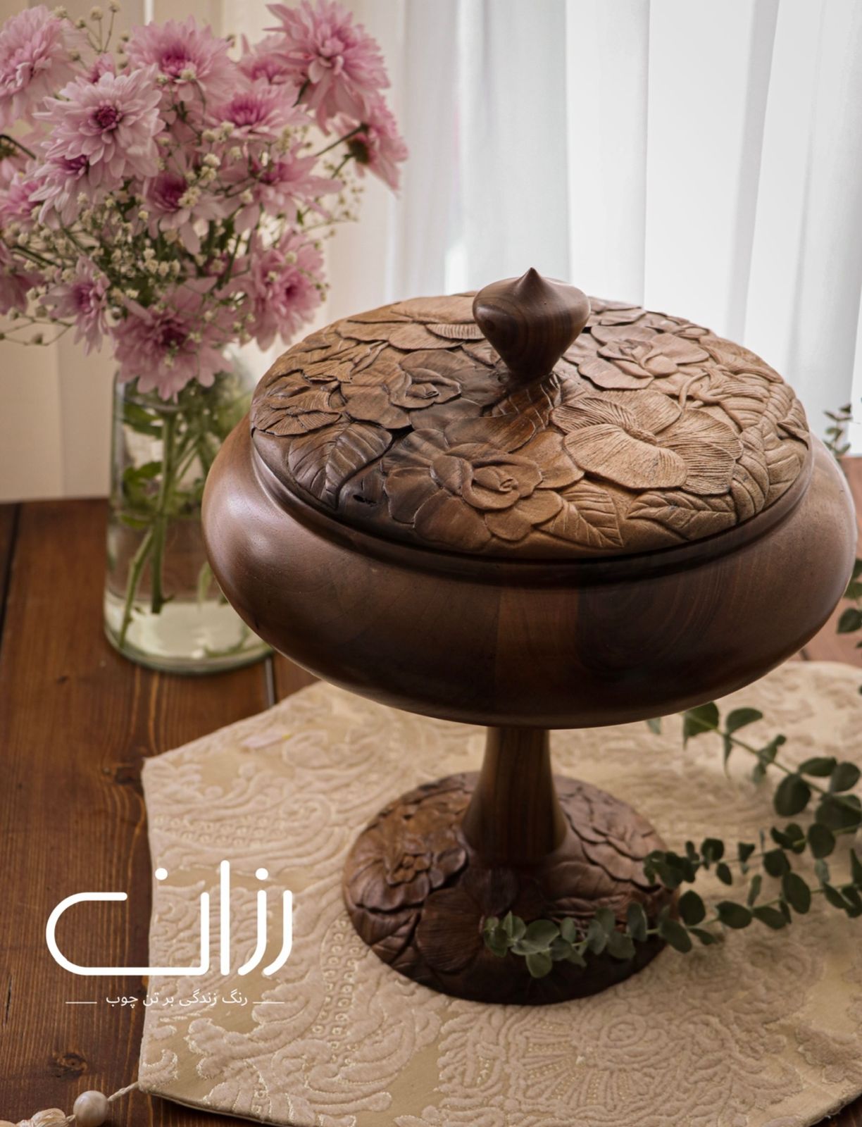 شکلات خوری پایه‌دار — عکس ۱